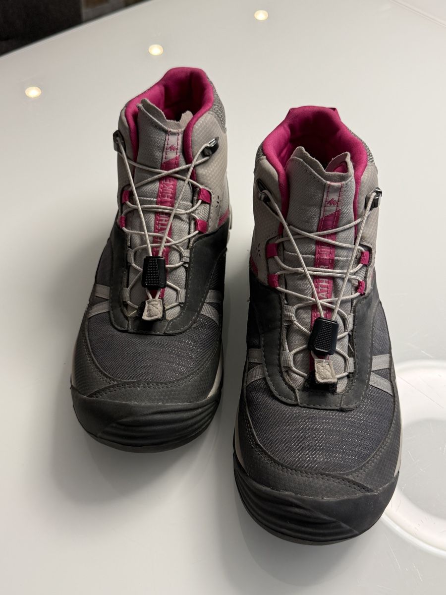 Decathlon Scarpe per ragazze: Wanderstiefel für Mädchen Gr. 38 – Usato da St. Gallen venduto da AsanwaChee