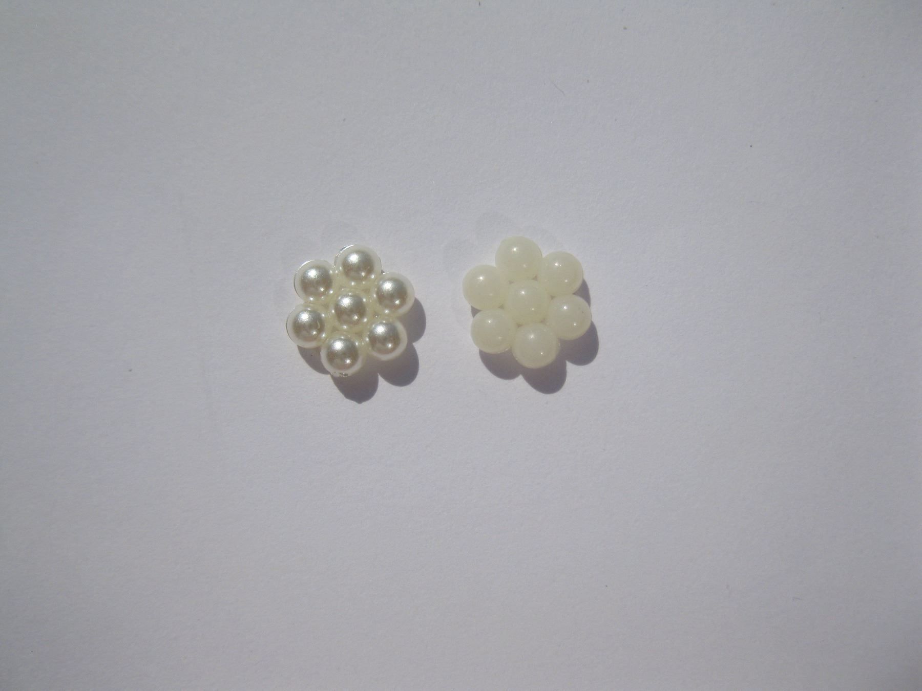 Alle Dekorationen: 50 Perlmutt Deko Blumen, 8mm – Neu und originalverpackt aus St. Margarethen TG von LuanaKa 1