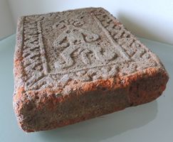 Stele aus gebranntem Ton, Sulawesi Indonesien