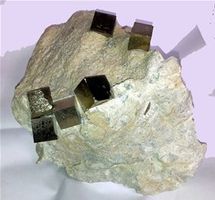 Naturstufe 8 Pyritwürfel auf Matrix Navajun Spanien