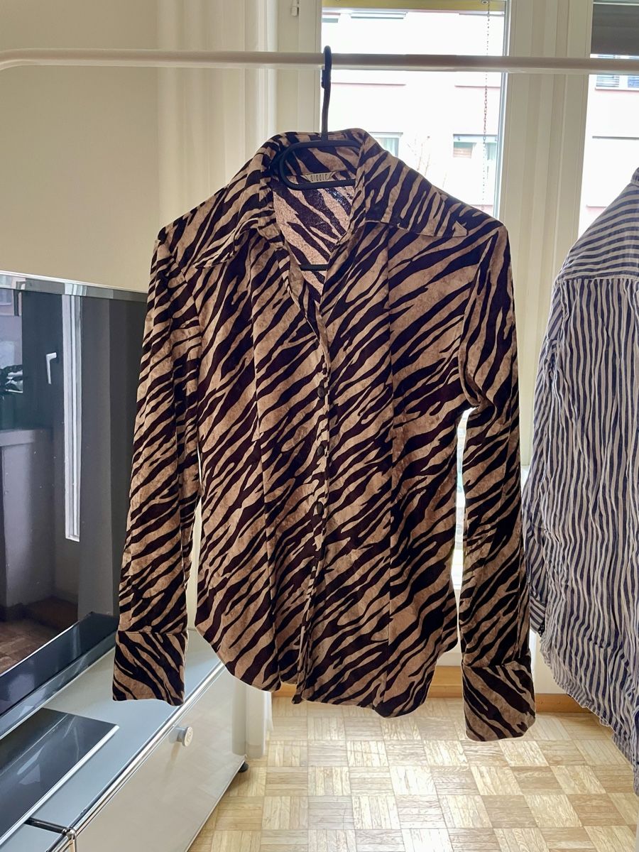 Camicette: Vintage Velours Hemd / Bluse mit Tiger / Zebra Muster – Usato da Zürich venduto da Carlajimena 5
