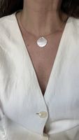 Collana girocollo con pendente a conchiglia madreperla
