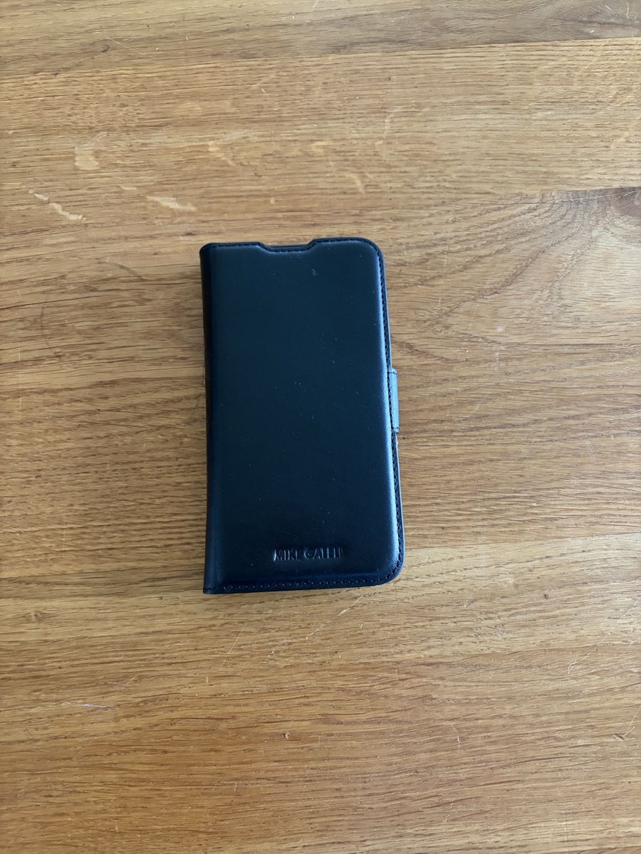 Apple Cover & Protezioni schermo: Iphone 17, Hülle schwarzes Leder mit Kartenfach – Nuovo (secondo la descrizione) da Möhlin venduto da Wandazli
