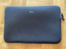 13-inch black laptop case