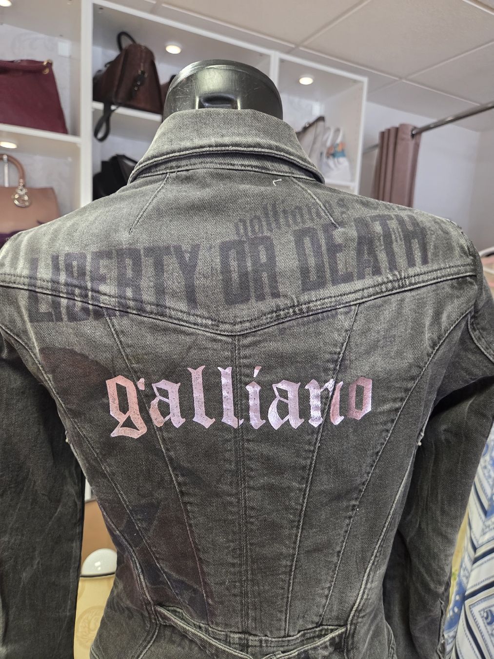 Giacche: Denim Jacket John Galliano  – Usato da Zürich venduto da finesse.shop 8
