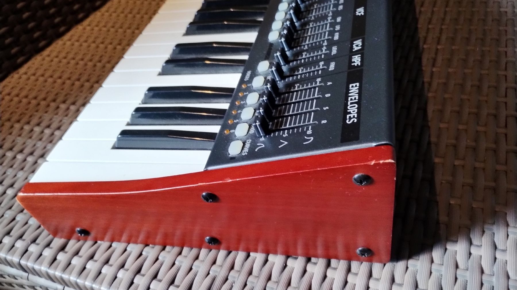 Behringer Strumenti musicali: Behringer Deepmind 6 Synthesizer (auch auf Tutti) – Usato da Nussbaumen AG venduto da off_6rdl 4