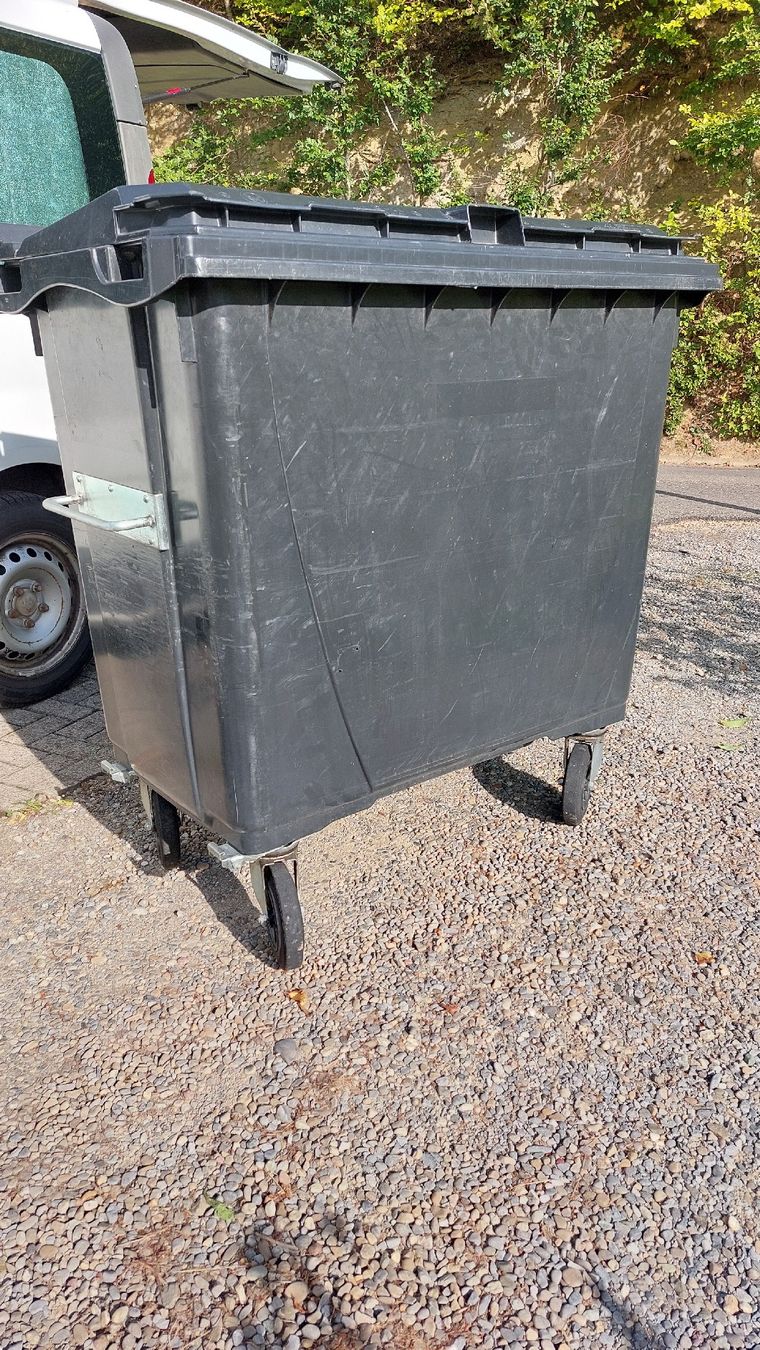 Altro per Ufficio & Commercio: Abfallcontainer 660 L mit Deckel und Räder – Usato da Uerkheim venduto da Sternschuppe