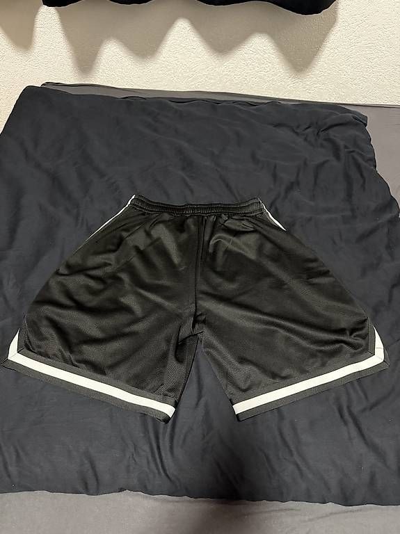 Pantaloni: Urban Classics Short Noir Taille S – Usato da Chézard-St-Martin venduto da keke_0675 2