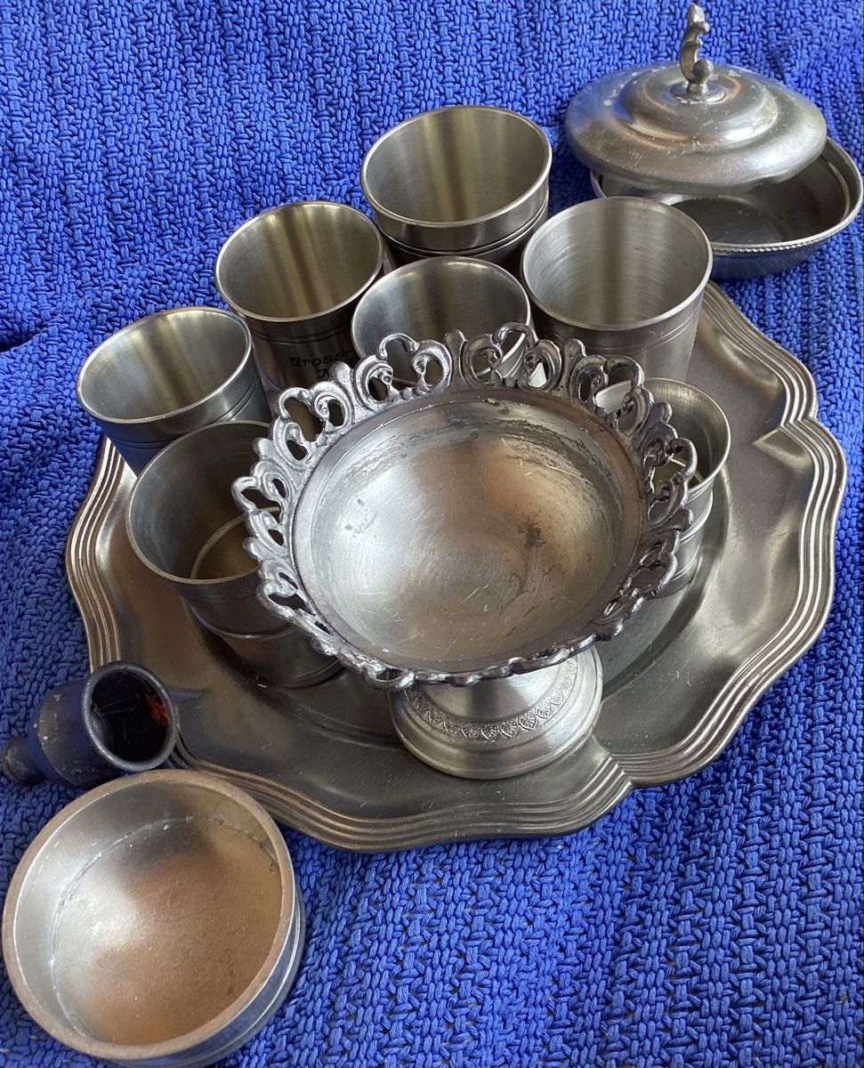 Services de table: Ensemble étain, verres, 1 pichet, divers plats – D'occasion à Biel/Bienne par Chant-du-coq97 1
