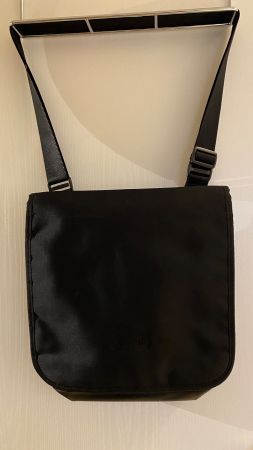 Rossi Umhängetasche schwarz, innen orange