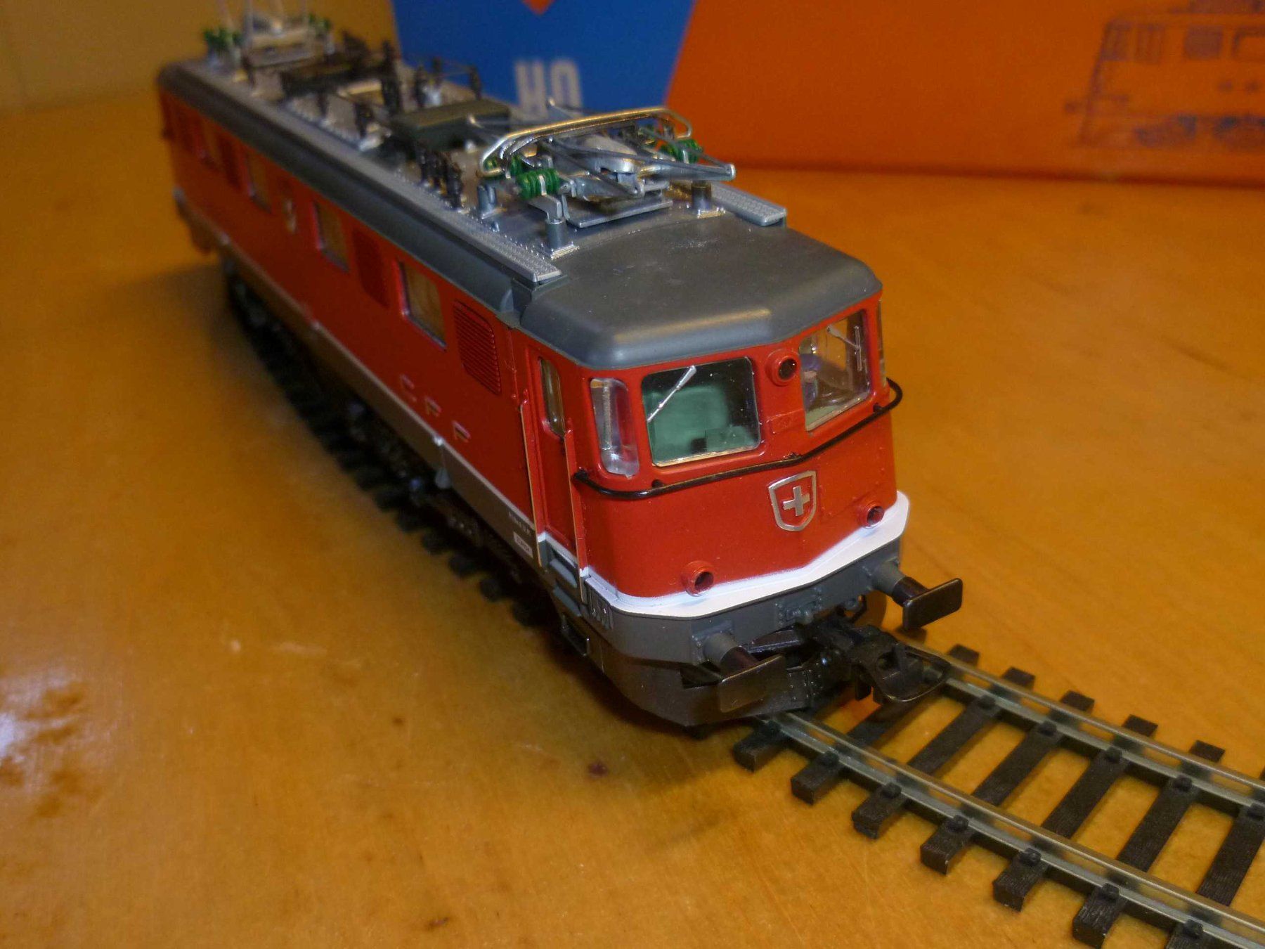 Roco Modellini di ferrovie: SBB Ae 6/6 rot DC  H0 – Usato da Rickenbach BL venduto da umro11 3