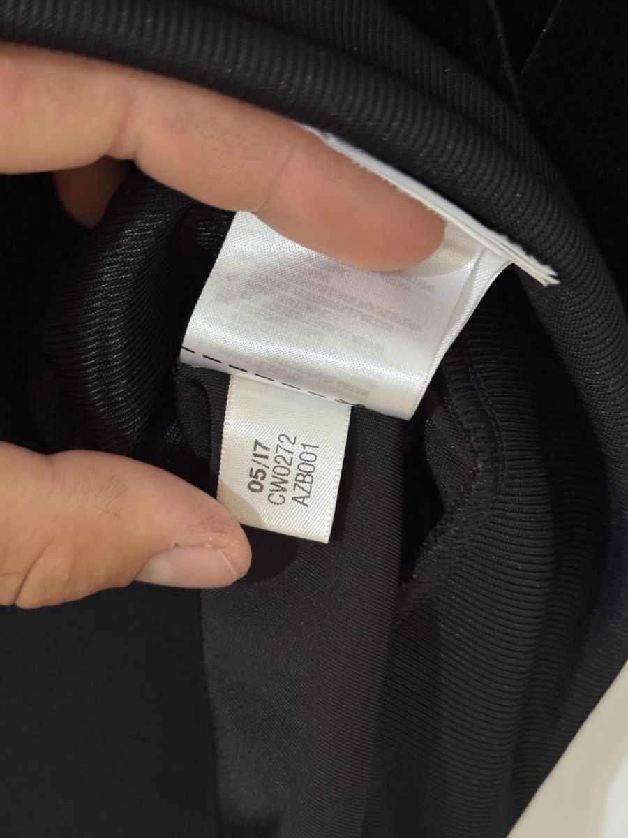 Adidas Maglioni & Felpe: Adidas Oryginals Damen Samt Zip Pullover Schwarz Grösse 38 – Nuovo (secondo la descrizione) da Wetzikon ZH venduto da Jan_wojt 5