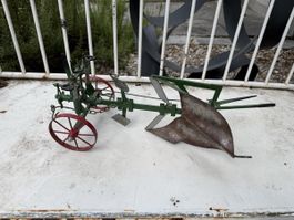 Pflug Modell grün Metall mit Rädern Bastelobjekt