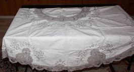 Tischtuch mit Spitze und Stickerei (37)