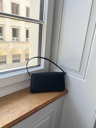 Elegante schwarze Schultertasche – zeitlos & minimalistisch