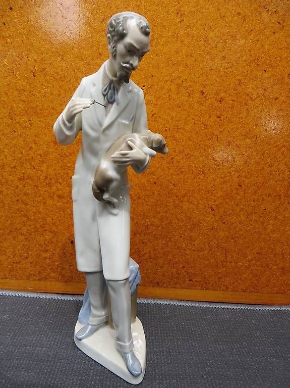 Lladro Statuette: Lladro Figur,Tierarzt mit Hund – Usato da Langrickenbach venduto da zwiebel03
