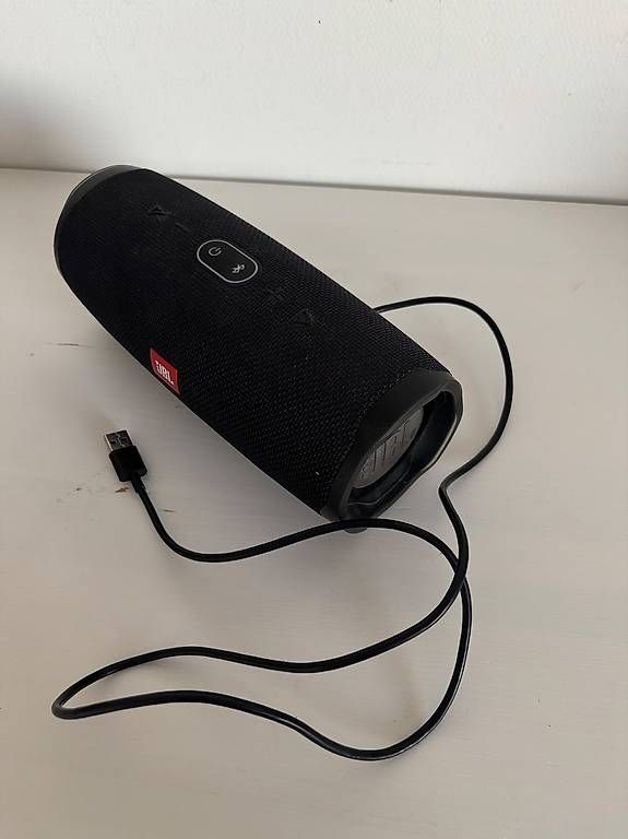 Haut-parleurs: JBL Charge 4 Bluetooth-Lautsprecher  Schwarz – D'occasion à Winterthur par Bruce_Wayne_22