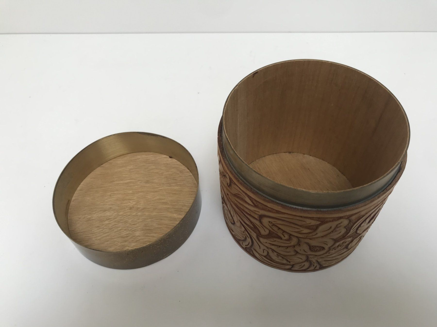 Sonstige Tabakwaren: Rare Messing Zigarrenbox mit Lederschnitzarbeiten 60er -70er – Gebraucht aus Gersau von pd-design-and-art 2