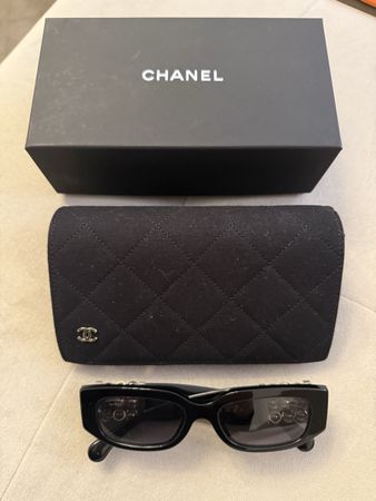 CHANEL Rectangle Sonnenbrille CH5544 – Schwarz/Gold – Polari