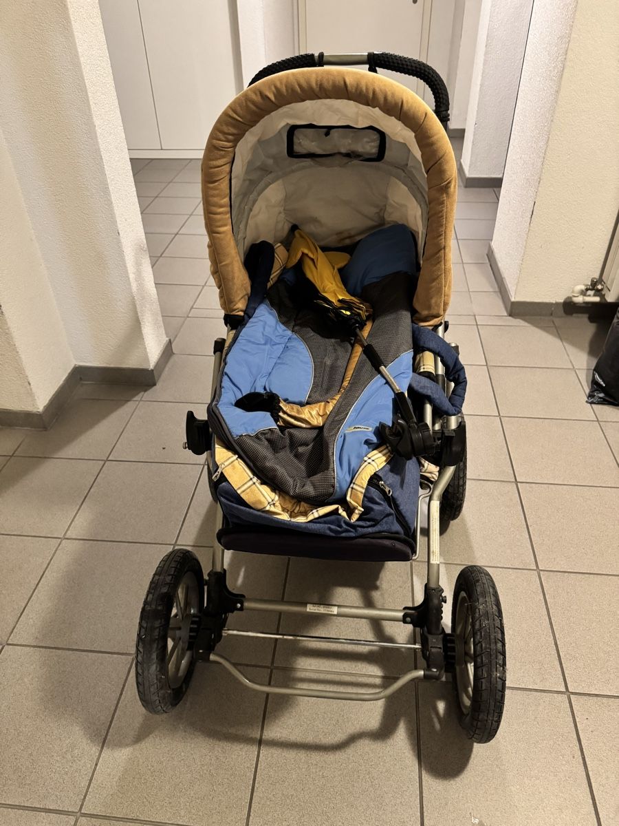Carrozzine: Robuster Kombi-Kinderwagen mit Zubehör – Usato da Volketswil venduto da Fotohobby99 1