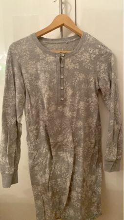 Graues Pijama Langarmshirt mit Blumenmuste, Grösse XXS