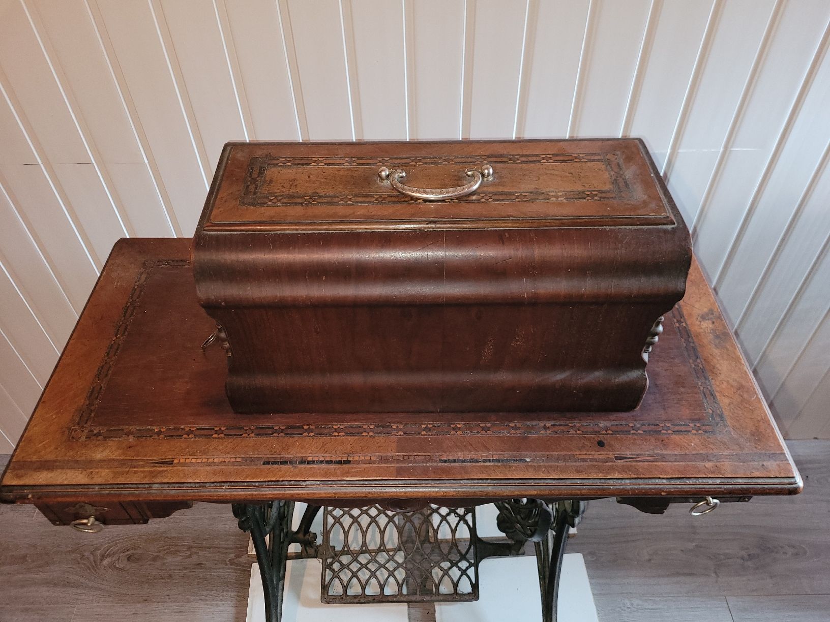 Macchine da cucire: Ancienne machine à coudre – Usato da Rocourt venduto da PapyCH 2