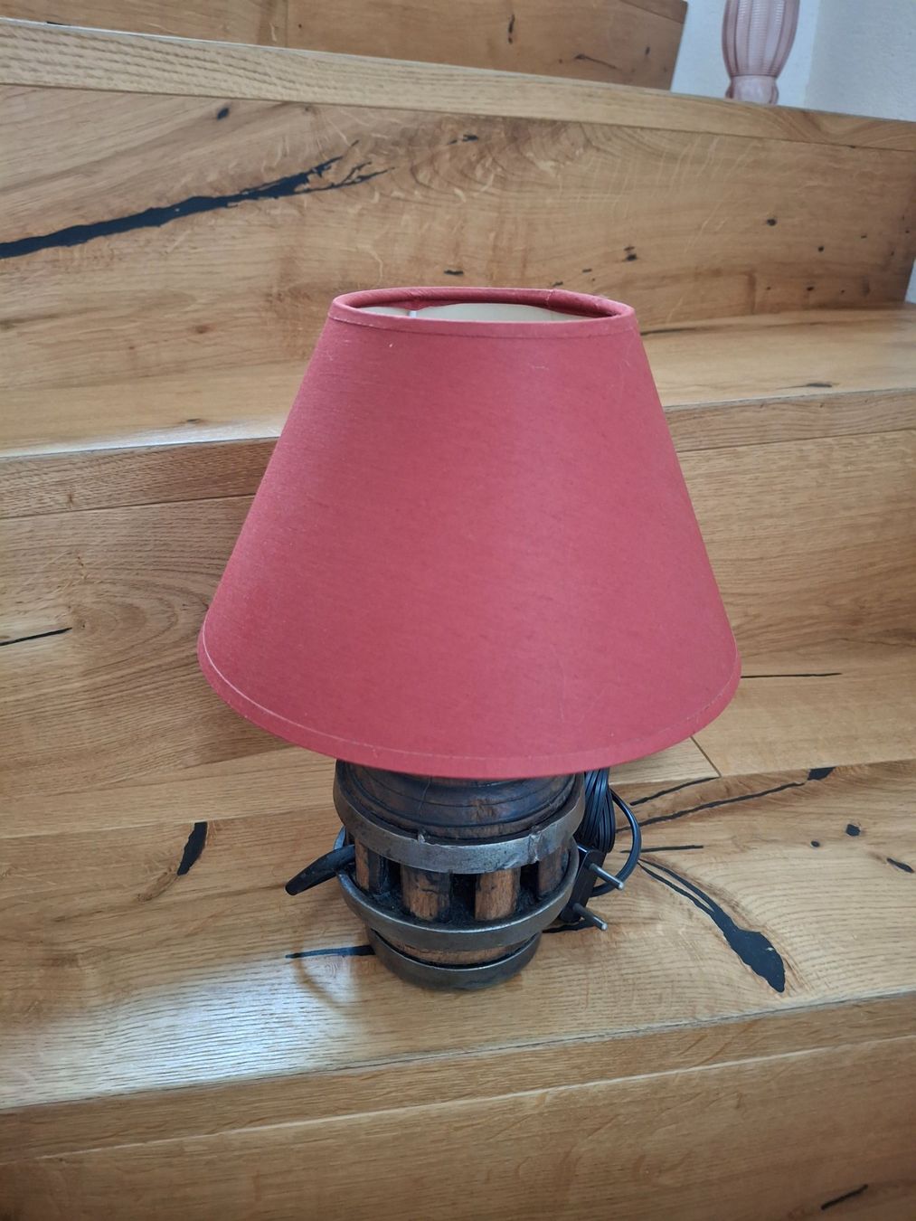 Lampen: Rustikale Tischlampe mit rotem Schirm, Vintage-Stil – Gebraucht aus Horriwil von TOKYONIGHTS 1