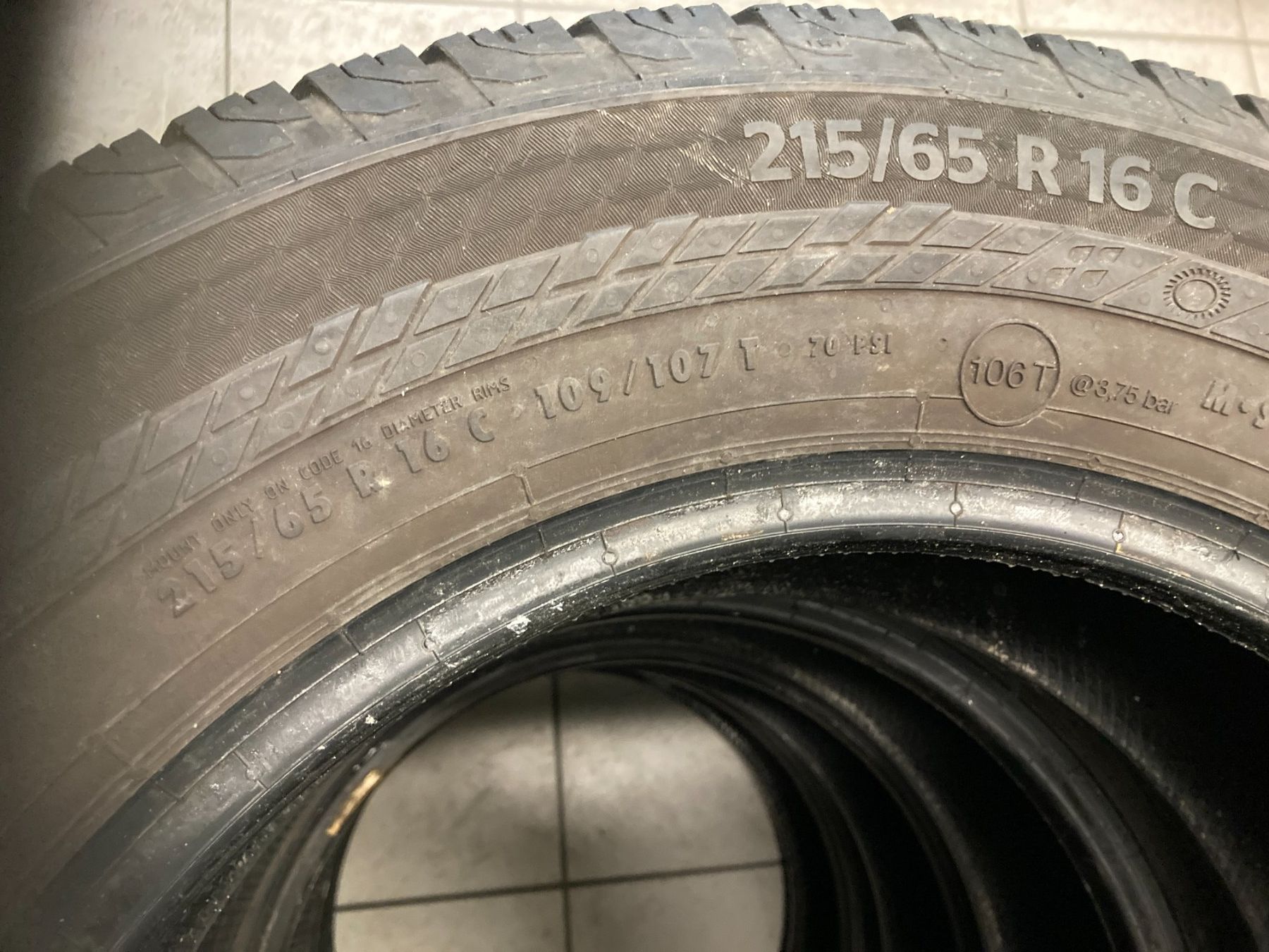 Continental Pneus & Kompletträder: 215/65R16 C Winterpneu Continental – Gebraucht aus Cham von WB2223 1
