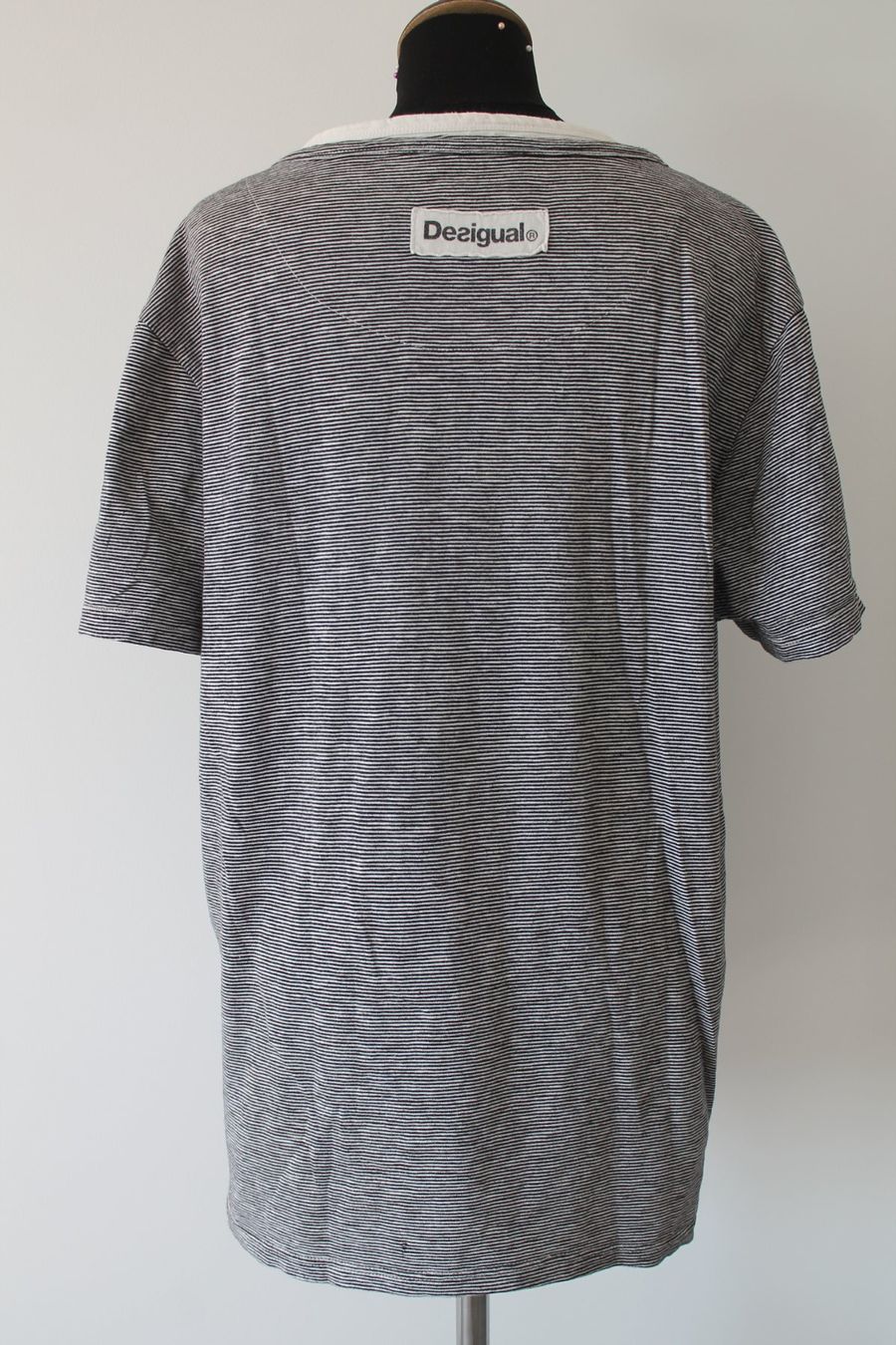 Desigual T-shirt: T-Shirt DESIGUAL taille XL – Usato da Chez-le-Bart venduto da jasse 1