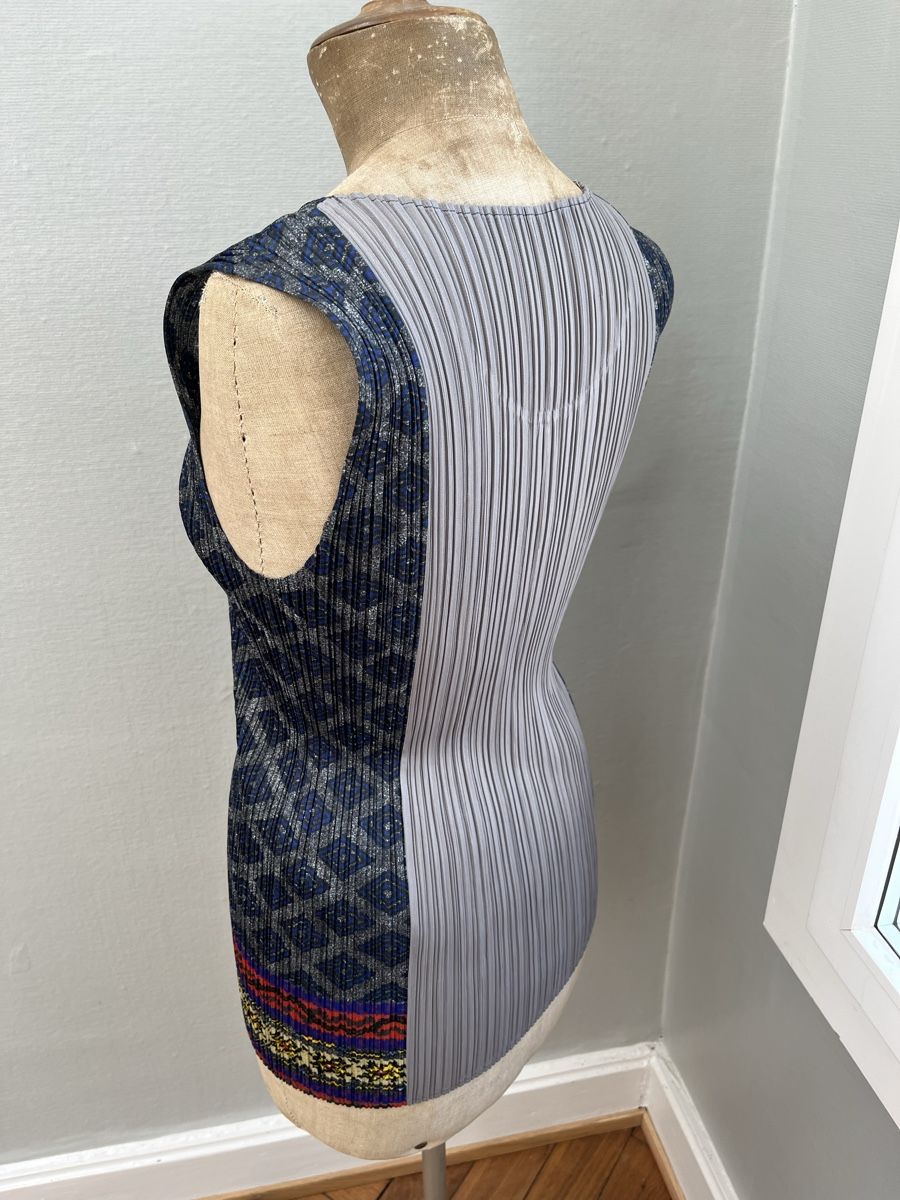 Issey Miyake Top: Issey Miyake Pleat Please Top – Usato da Basel venduto da and_bc5b 1