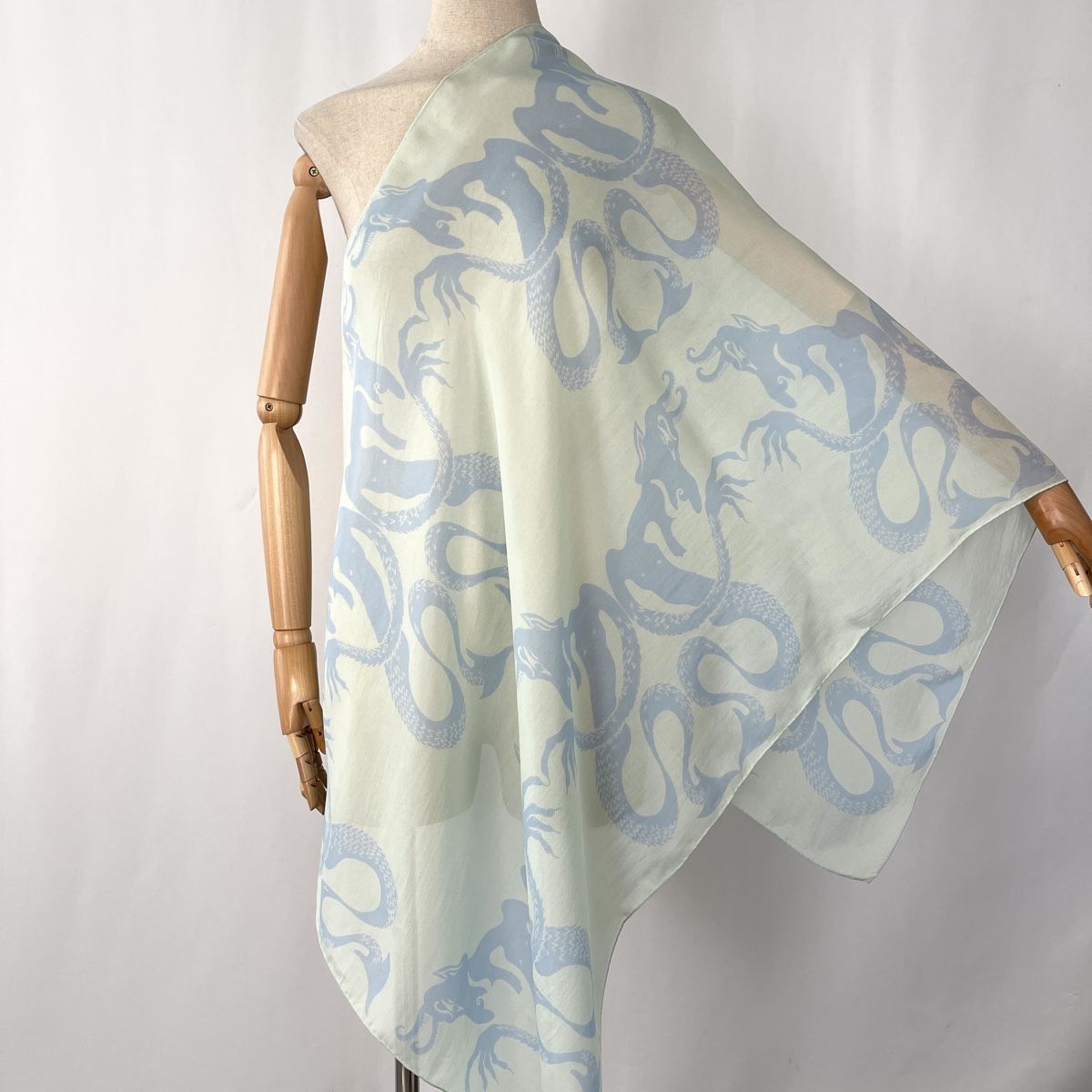 Fabric Frontline Foulard & Sciarpe: FABRIC FRONTLINE Silk Scarf – Nuovo (secondo la descrizione) da Freienbach venduto da Avviivva_Shop