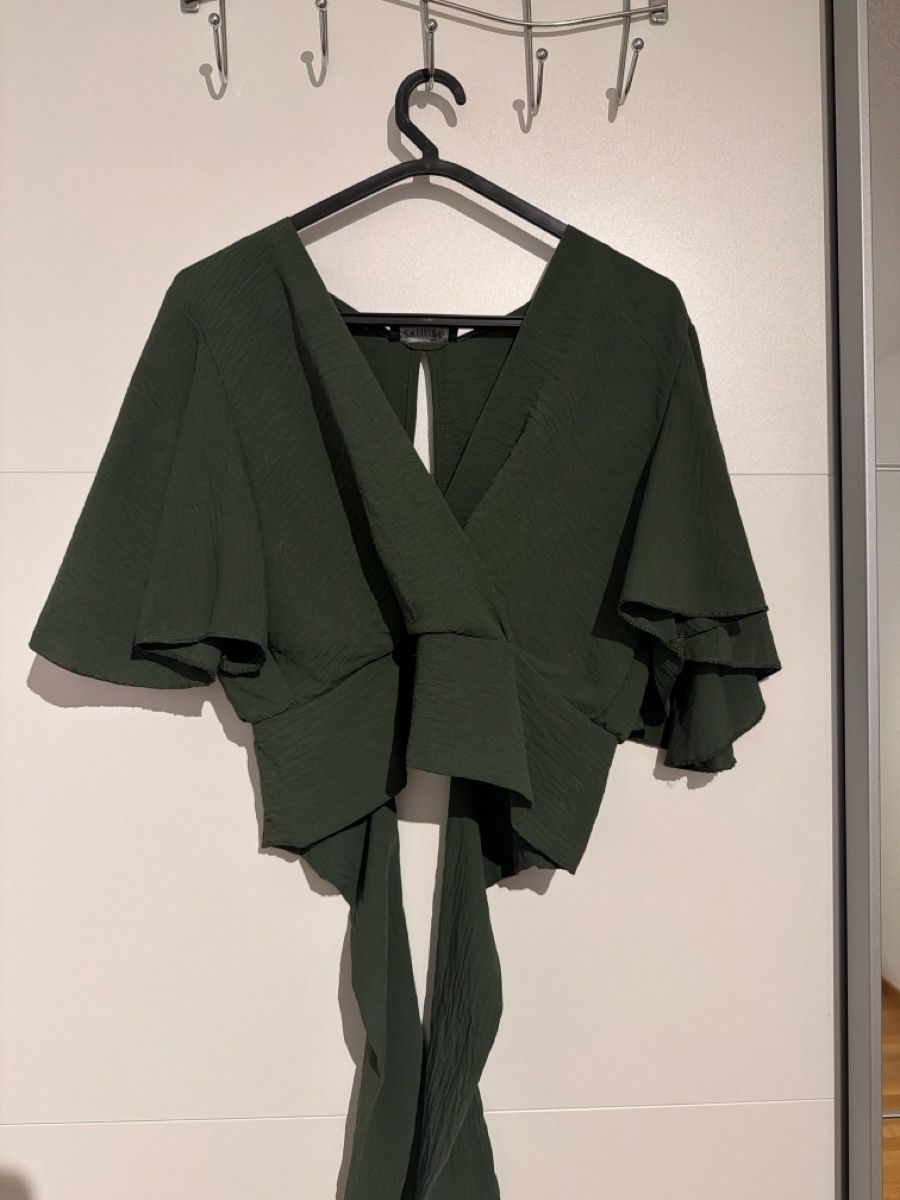 Top: Grünes Top – Nuovo (secondo la descrizione) da Döttingen venduto da chi_8d8b