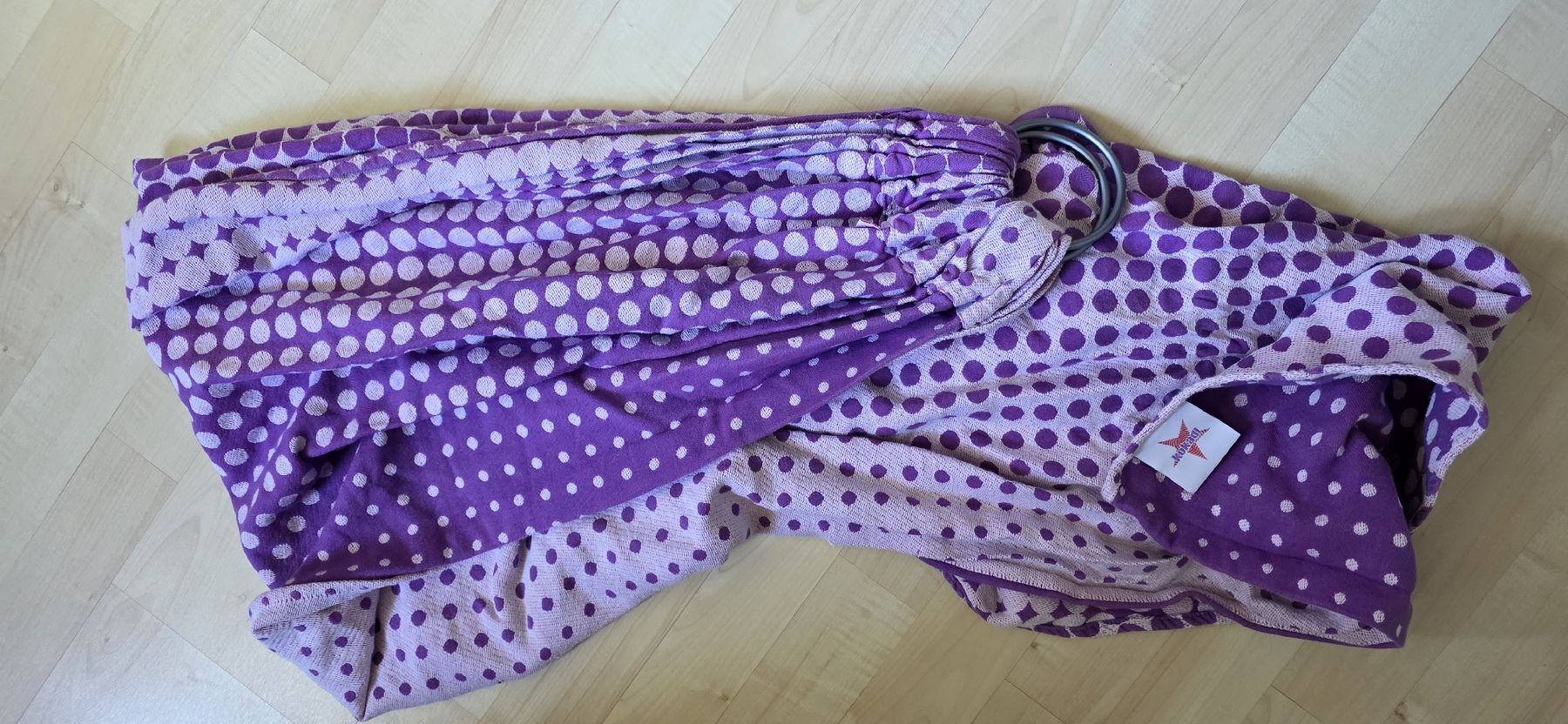 Kokadi Marsupi portabebè: Purple Ringsling Tragetuch mit Punkte – Usato da Wattwil venduto da Vip-Edelstahl
