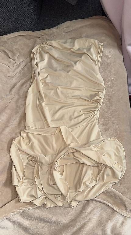 Vestiti: BEIGES SATIN-KLEID MIT EINGENÄHTE HOSE – Usato da Gossau SG venduto da 2002gomes2002