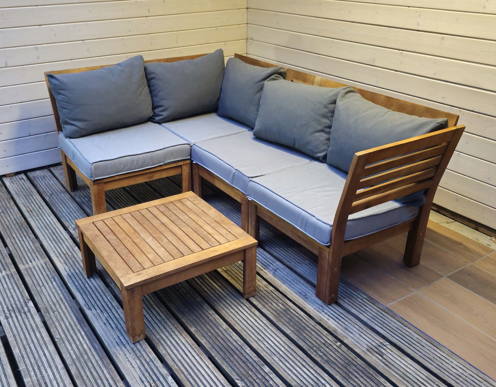 Ikea Divani: Gartenlounge Ecksofa mit Polstern und Beistelltisch – Usato da Etzgen venduto da VierRingeA6 3