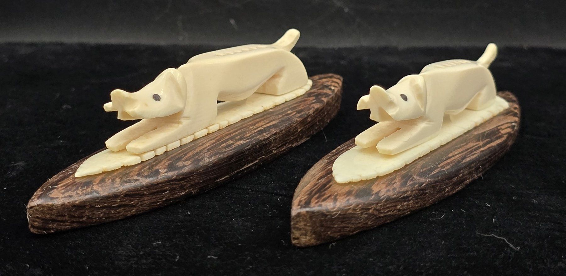 Statuette: Schnitzereien Hund ? Auf Holzsockel – Usato da Rorschacherberg venduto da snOOpydOg11 1