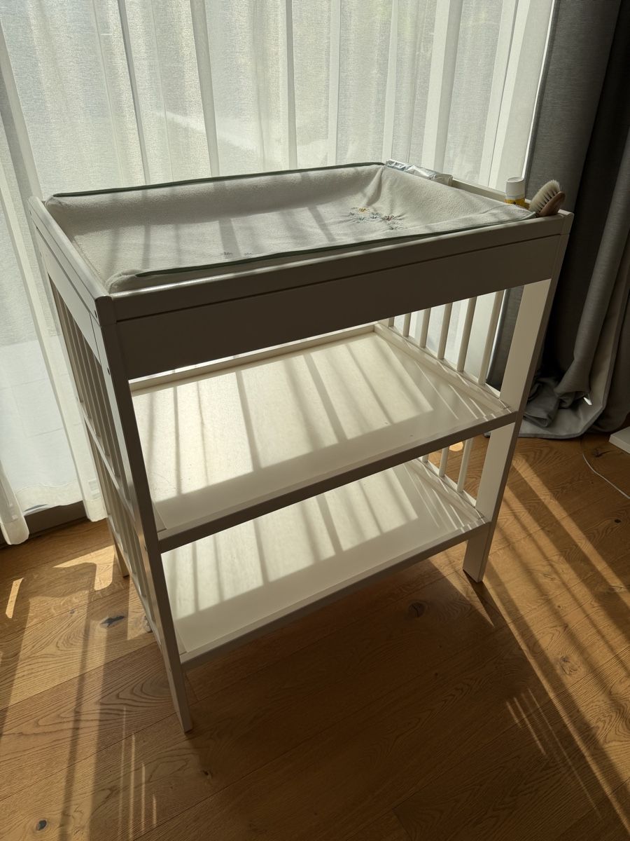 Ikea Fasciatoi & Accessori: Changing Table White with 2 Shelves Good Condition – Usato da Schwyz venduto da adbaar 1