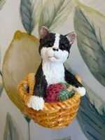 Katze, Büsi im Korb mit Erdbeeren, Sammlerstück Puppenstube