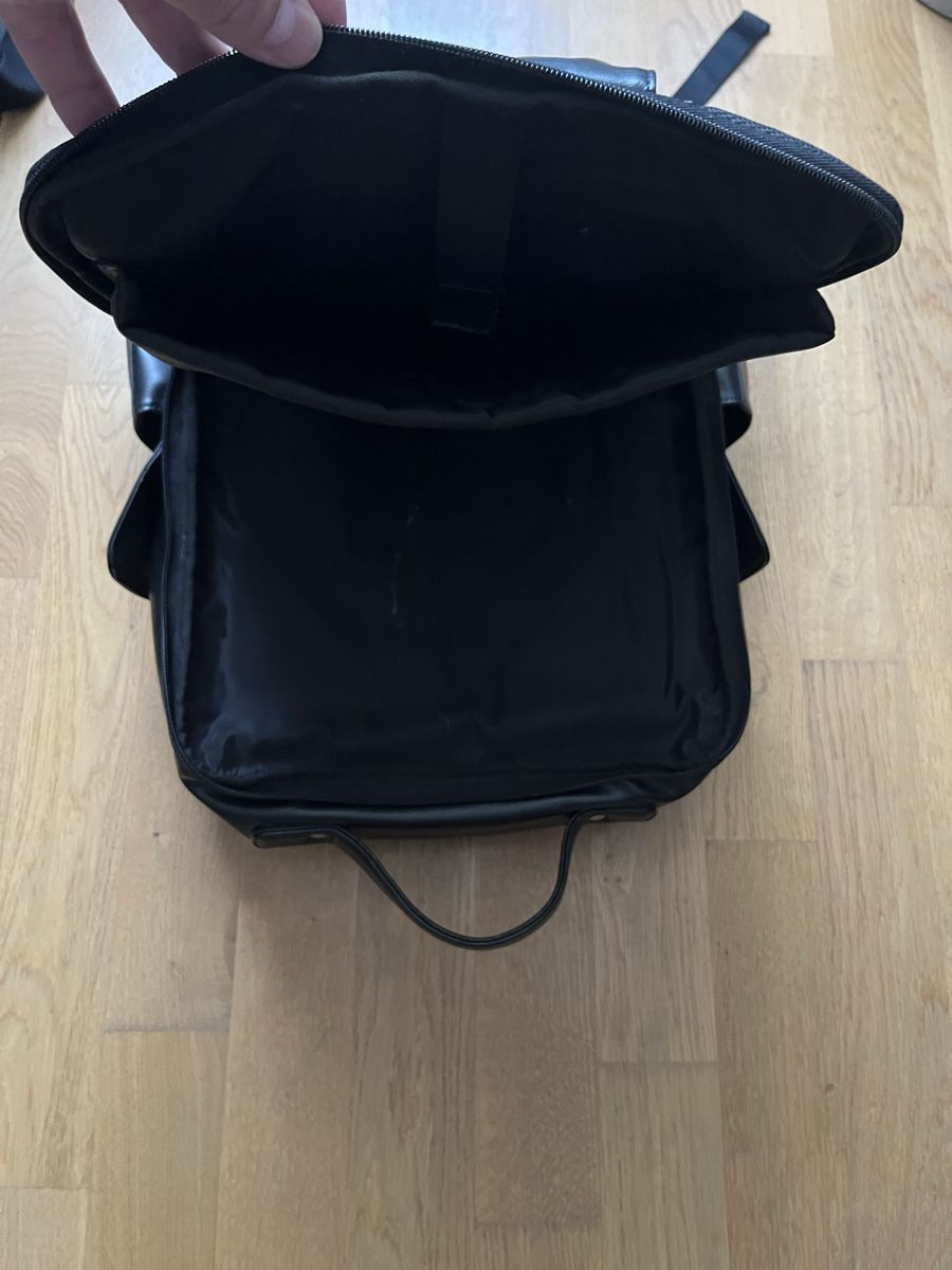 Zaini: Schwarzer Lederrucksack FitLine mit Notebook-Fach – Usato da Binningen venduto da burger1985 2