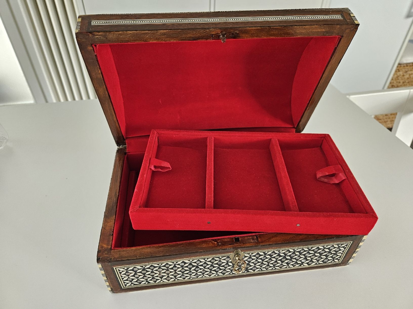 Cassapanche: Schmuckschatulle aus Holz mit Perlmutt, Handarbeit – Nuovo (secondo la descrizione) da Meilen venduto da Anaisan 1