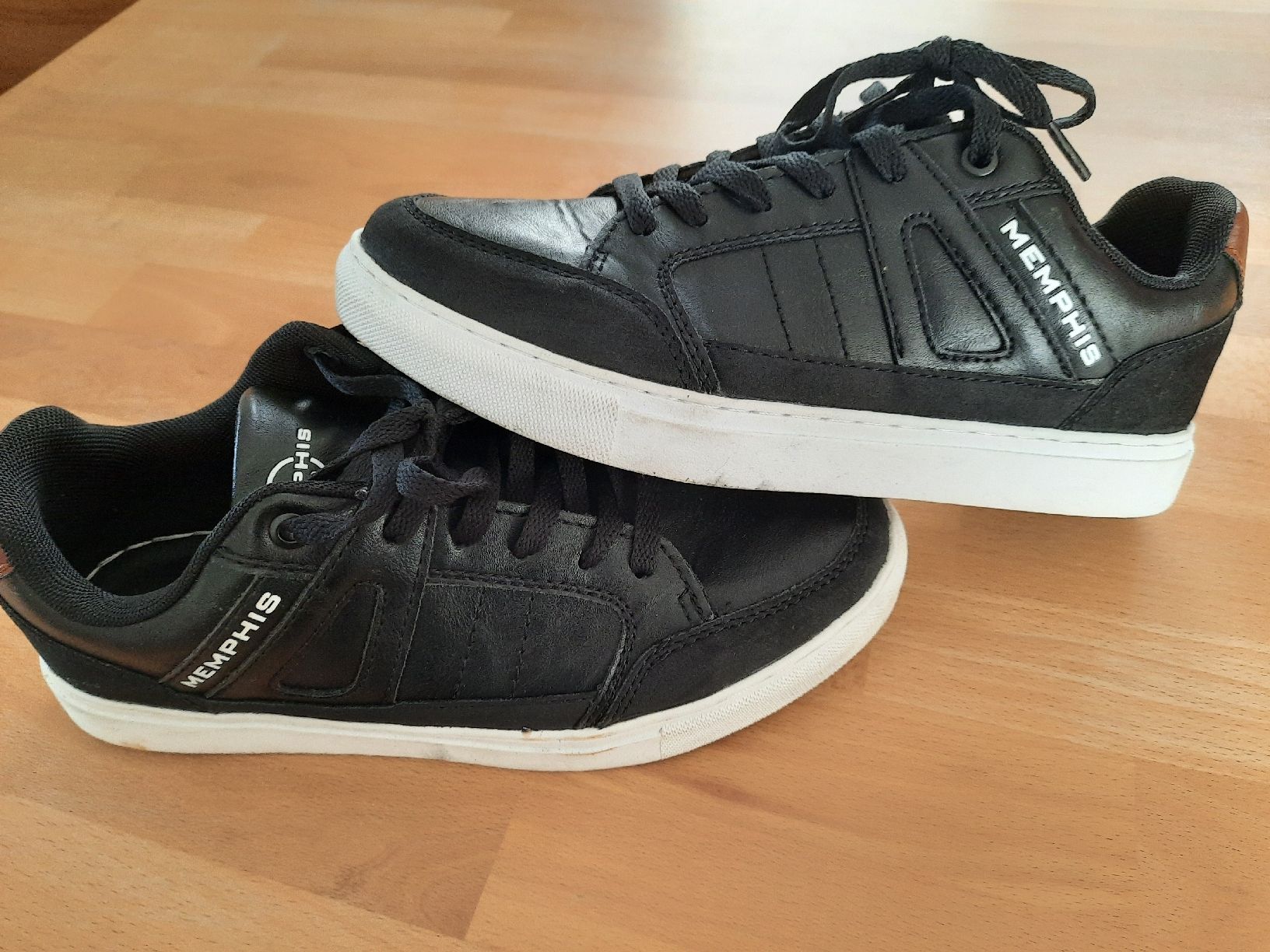 Scarpe per ragazzi: schwarze  Sneaker, Grösse 40, Schwarz, – Usato da Jonschwil venduto da sonja8472 4