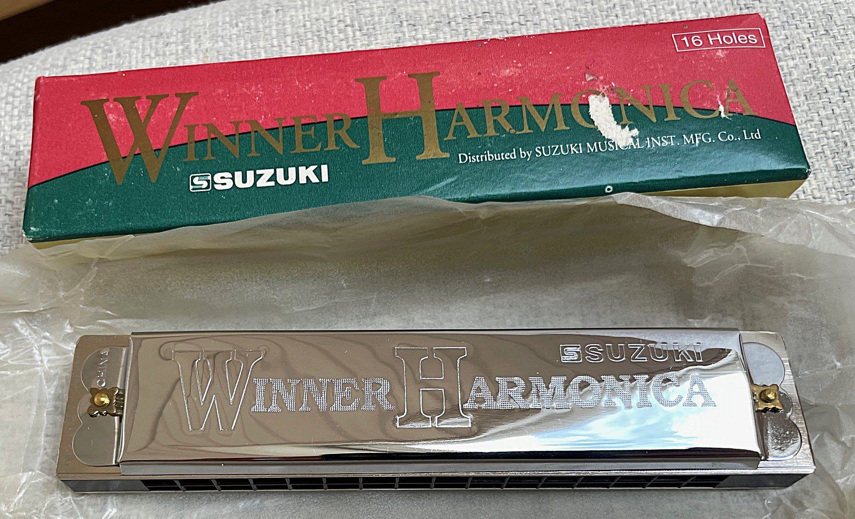 Hohner Strumenti musicali: Mundharmonika SUZUKI Winner Harmonica 16 Löcher – Nuovo e nell'imballaggio originale da Wattwil venduto da webrawa