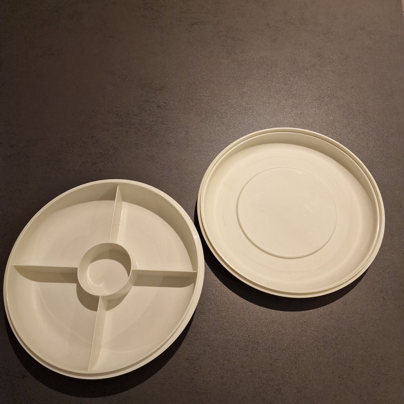 Tupperware Contenitori & Simili: Tupperware Servierteller mit Trennwänden und Deckel – Usato da Wohlen AG venduto da alphons31 1