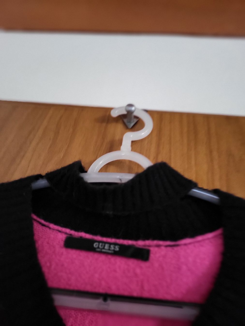 Guess Maglioni & Felpe: Pull GUESS rose et noir taille M/L – Usato da Niedergösgen venduto da Eva2410 4