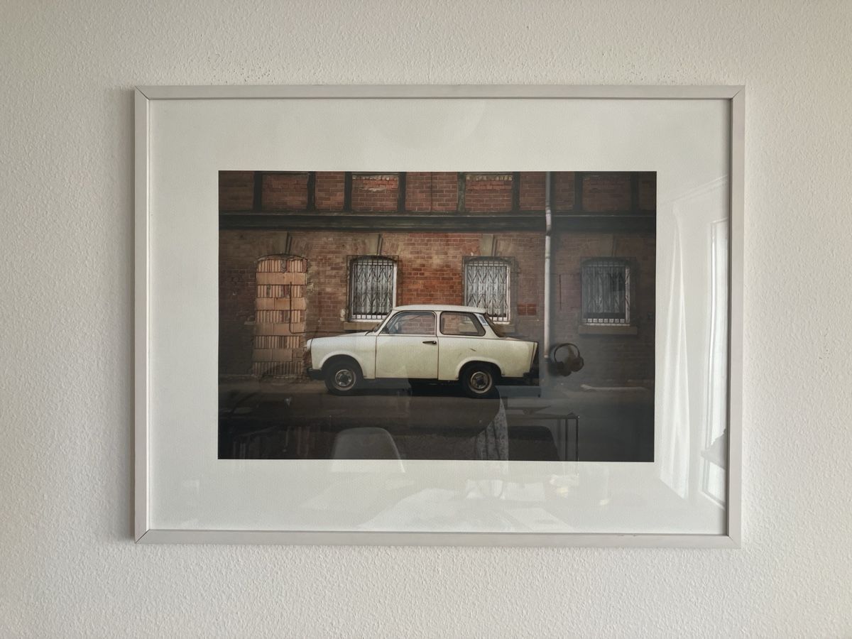 Poster & Bilder: Fotografie Trabant vor Backsteinmauer  – Gebraucht aus Zürich von katix