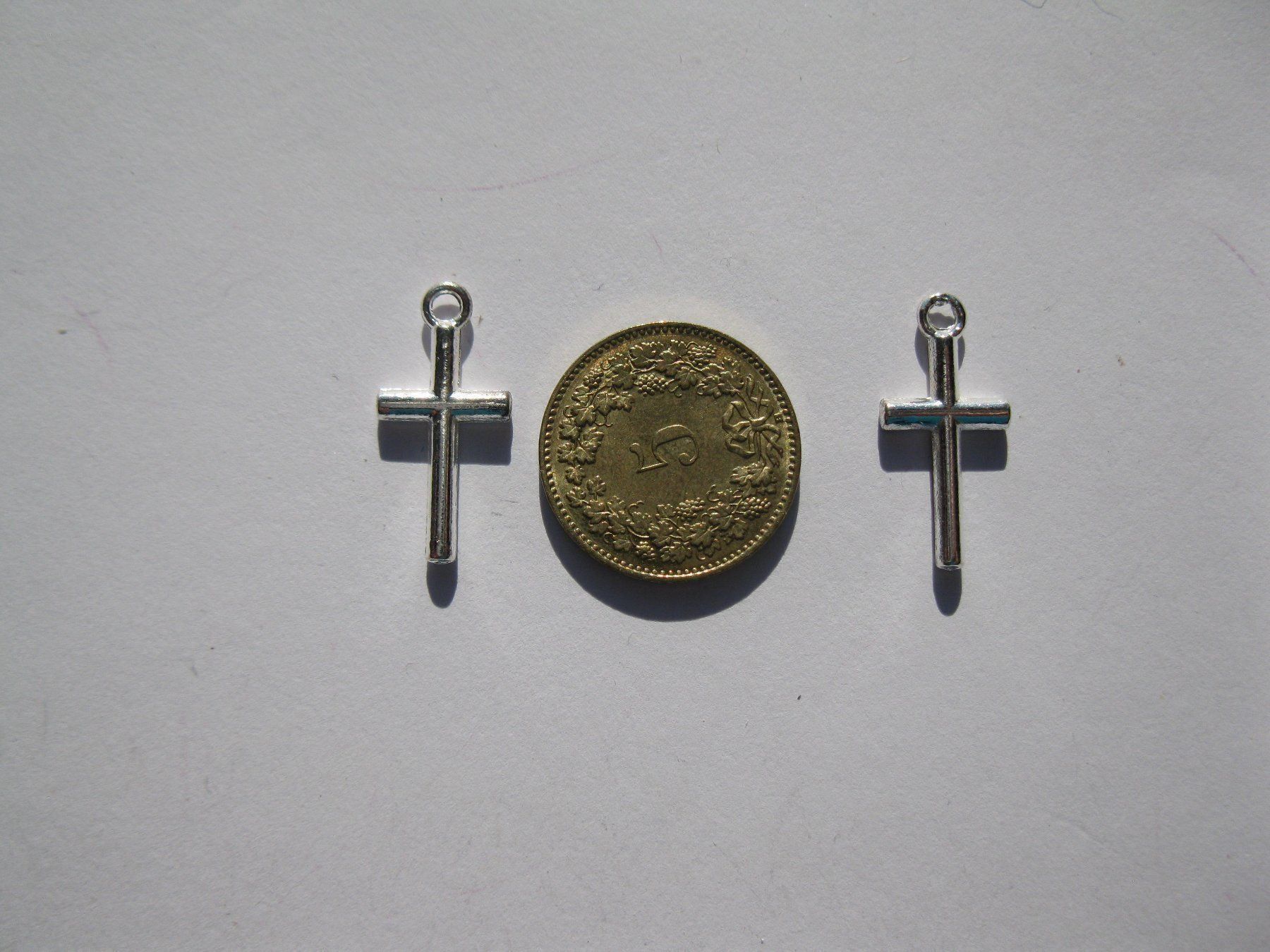 Perle (finte): 10 Anhänger Kreuz, versilbert – Nuovo e nell'imballaggio originale da St. Margarethen TG venduto da LuanaKa 1