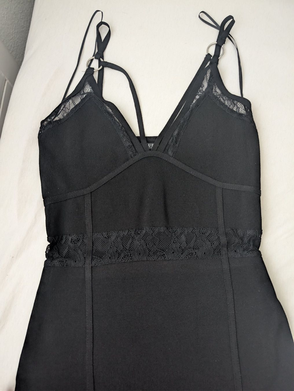 Guess Kleider: Stilvolles schwarzes Kleid – Neu (gemäss Beschreibung) aus Horgen von ali_ryv2 2