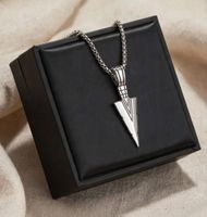 Collana con ciondolo a forma di freccia, acciaio inox