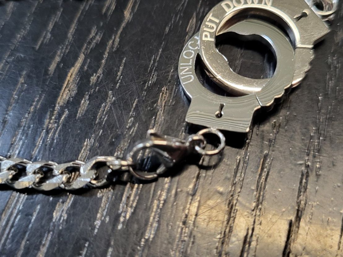 Bracciali & Braccialetti: Cooles Armband mit Handschellen-Anhänger – Nuovo e nell'imballaggio originale da Figino venduto da MabaStore24 2