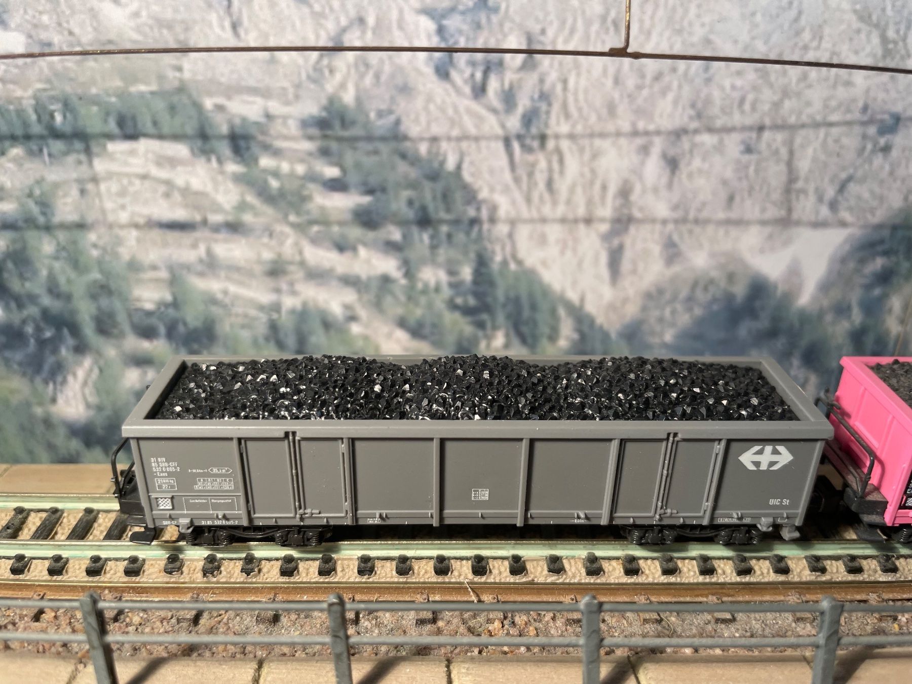 Roco Modelleisenbahnen: Roco Spur N 2x Eanos beladen SBB – Gebraucht aus Rorschach von Karotten 1